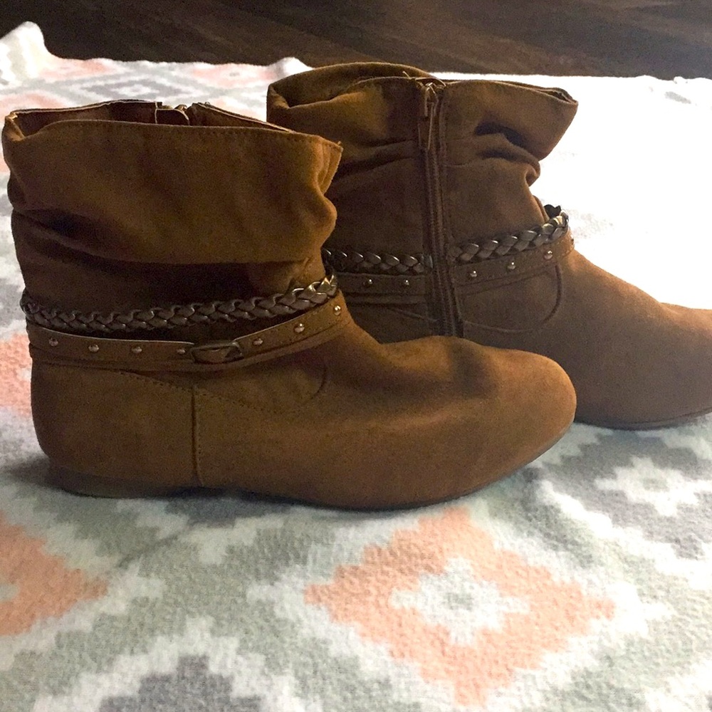 Girls ankle booties size 5. Zip up